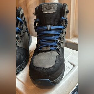 Keen boots size 9.5